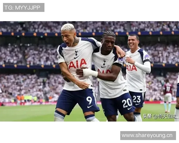 利兹联球迷两度向热刺球员投掷物品或将遭遇高额罚款 利兹联球迷两度向热刺球员投掷物品或将遭遇高额罚款