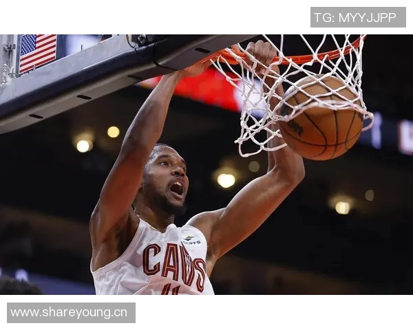 小莫布里首秀表现亮眼18分钟内砍下12分6板2助助球队取胜 小莫布里首秀表现亮眼18分钟内砍下12分6板2助助球队取胜