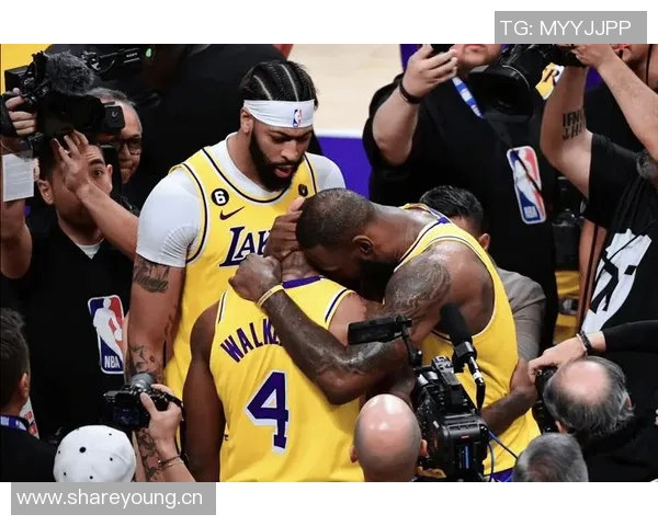 德拉蒙德底角三分出手提前庆祝却意外打铁引发全场哄笑 德拉蒙德底角三分出手提前庆祝却意外打铁引发全场哄笑