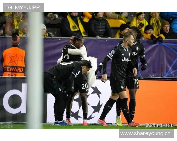 戴维近距离射门遭封堵麦肯尼头球抢点再遭扑救无缘进球