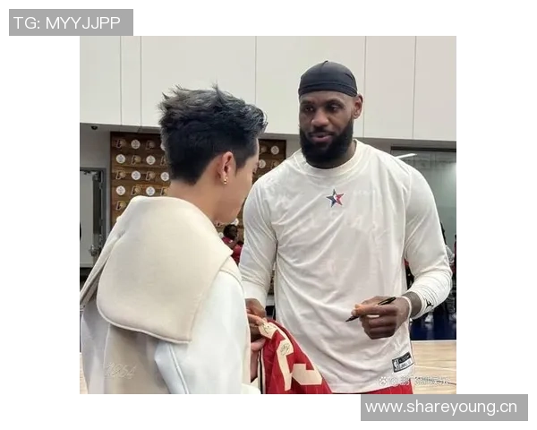 詹姆斯与画家亲密合影庆祝传递兄弟情谊与骄傲之情 詹姆斯与画家亲密合影庆祝传递兄弟情谊与骄傲之情