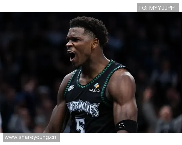 爱德华兹因进攻犯规被罚下场麦戈文斯遭遇犯规困扰影响比赛走势