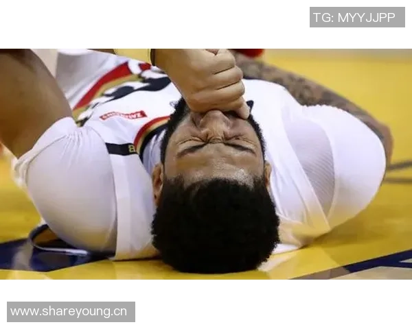 戴维斯左手受伤正在咨询多方专家以确定最佳治疗方案