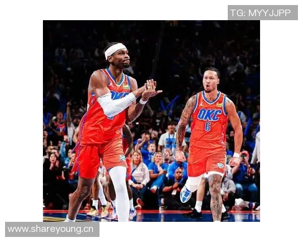 开拓者官方分享凯勒布乐福离开球馆时携篮球的温馨瞬间